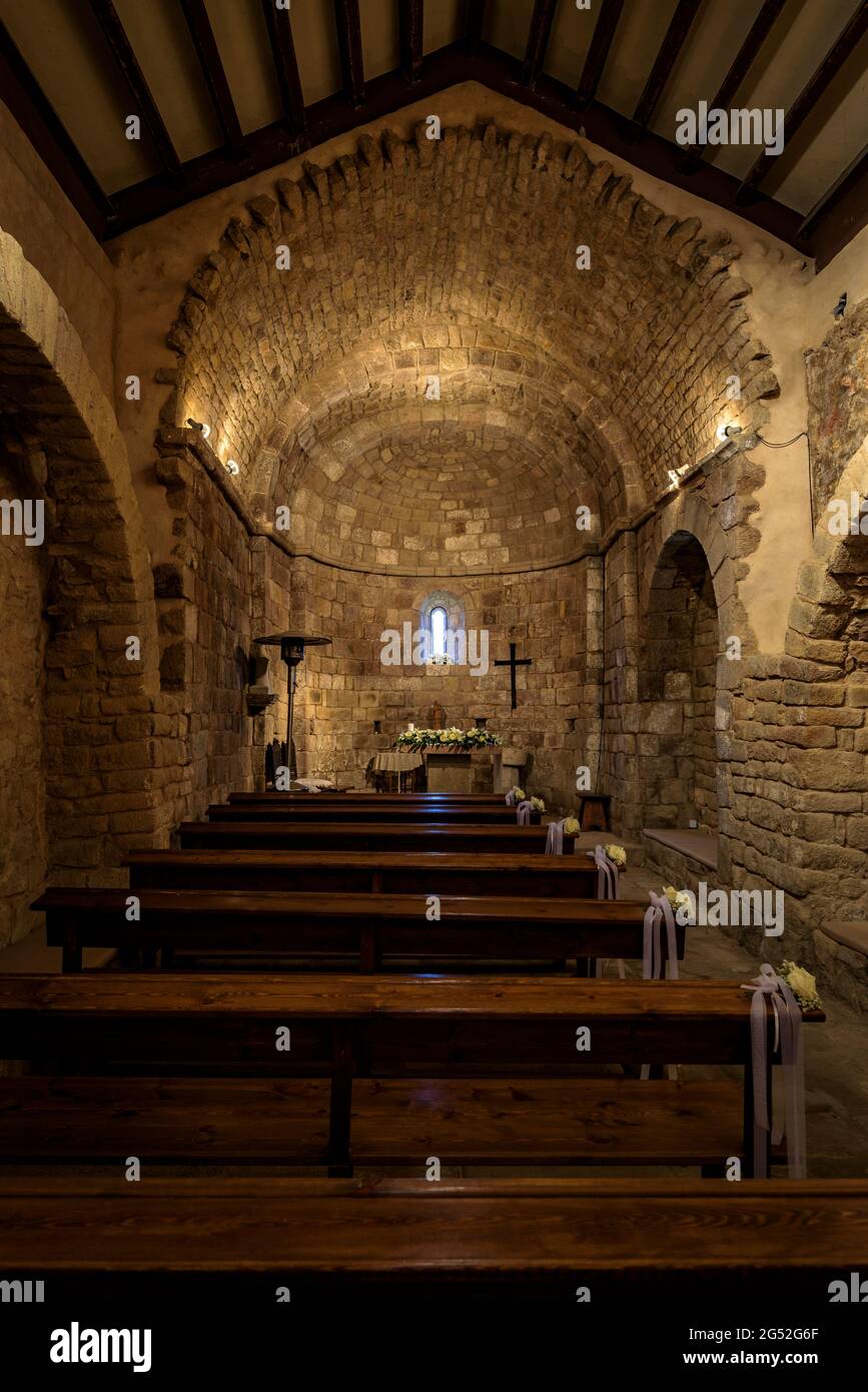 Interno dell'eremo di Sant Pere Desplà, con i suoi dipinti pre-romanici (Arbúcies, la Selva, Catalogna, Spagna) ESP: Ermita de Sant Pere Desplà Foto Stock