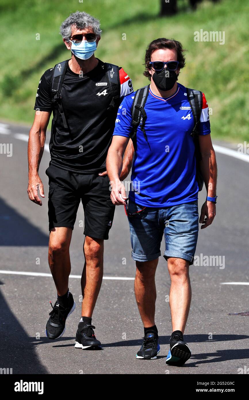 Spielberg, Austria. 25 Giugno 2021. Fernando Alonso (ESP) Alpine F1 Team con Edoardo Bendinelli (ITA) Alpine F1 Team Personal Trainer. 25.06.2021. Campionato del mondo Formula 1, Rd 8, Gran Premio di Steiermark, Spielberg, Austria, Giornata di pratica. Il credito fotografico dovrebbe essere: XPB/immagini dell'associazione stampa. Credit: XPB Images Ltd/Alamy Live News Foto Stock