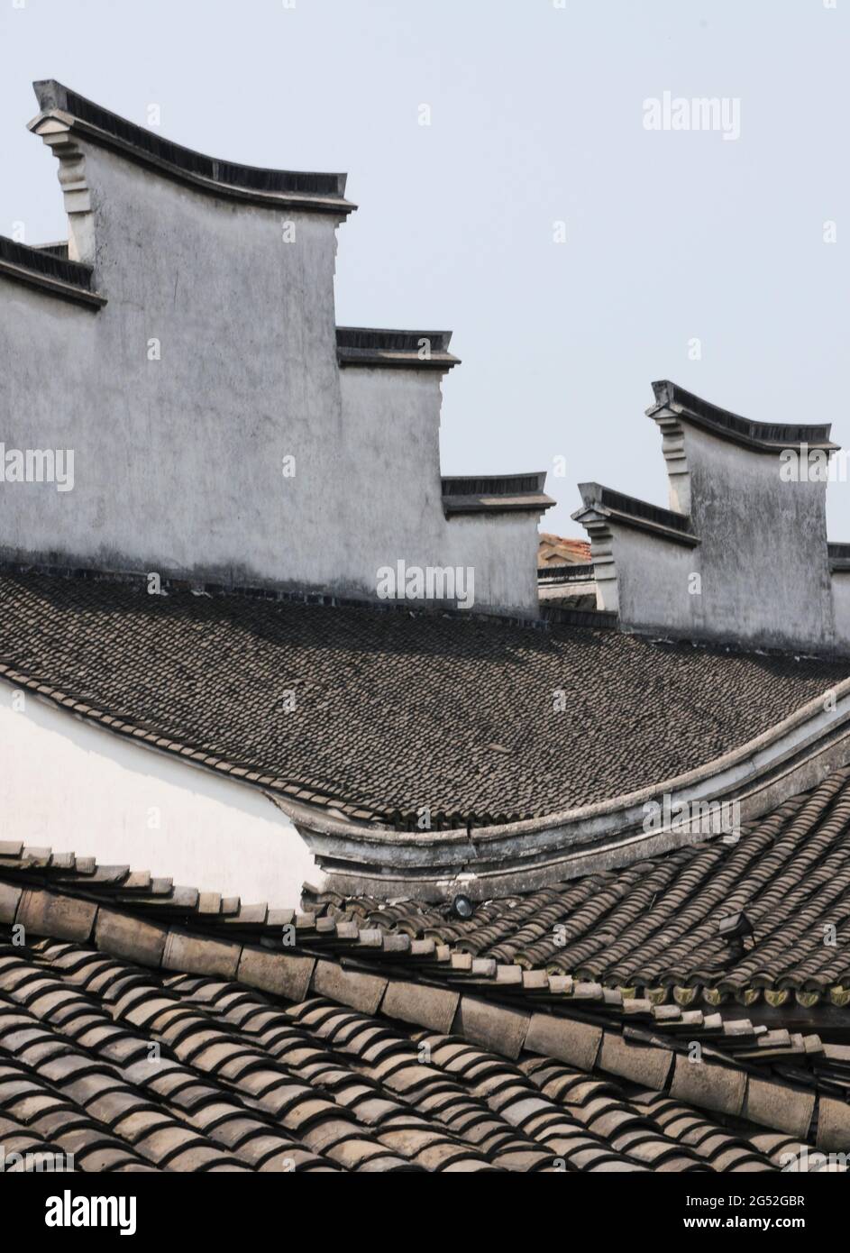 Tetto di un tradizionale edificio cinese a Wuzhen, un villaggio d'acqua in Cina Foto Stock