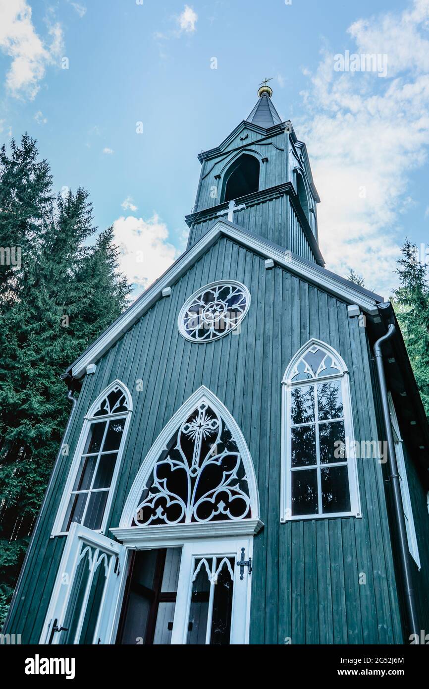 Cappella rurale di legno chiamato Tichackova kaple nella regione di Broumovsko, Repubblica Ceca.Chiesa cattolica in primavera campagna.paesaggio di meditazione religiosa. Foto Stock