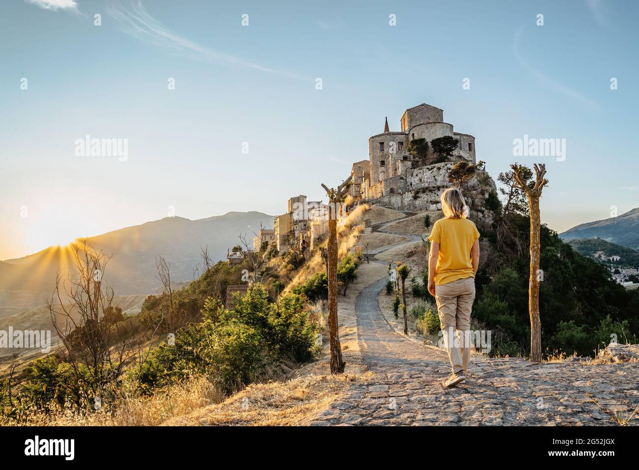 Atmosfera di bellissimo borgo medievale antico di Petralia Soprana, Sicilia, il più alto villaggio della catena montuosa Madonie.Girl godendo di vista di pittoresco Foto Stock