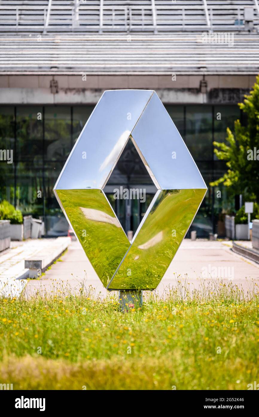 Vista ravvicinata dell'emblema della casa automobilistica francese Renault di fronte al Technocentre, centro di ricerca e sviluppo Renault. Foto Stock