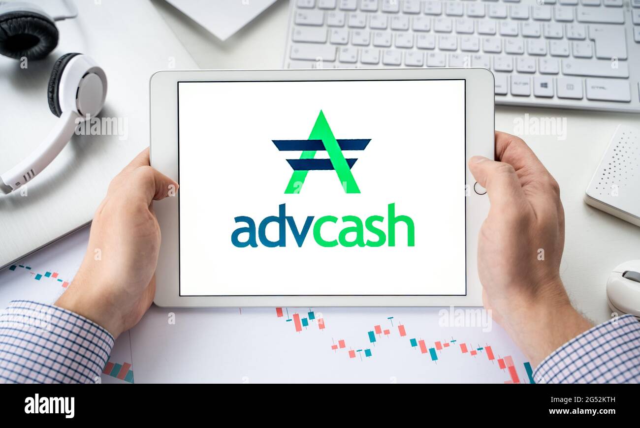 Russia Mosca 06.05.2021.Tablet con logo di Advcash, servizio di pagamento, sistema, piattaforma per criptovaluta.portafoglio per l'utilizzo di blockchain piattaforma di swap,b Foto Stock