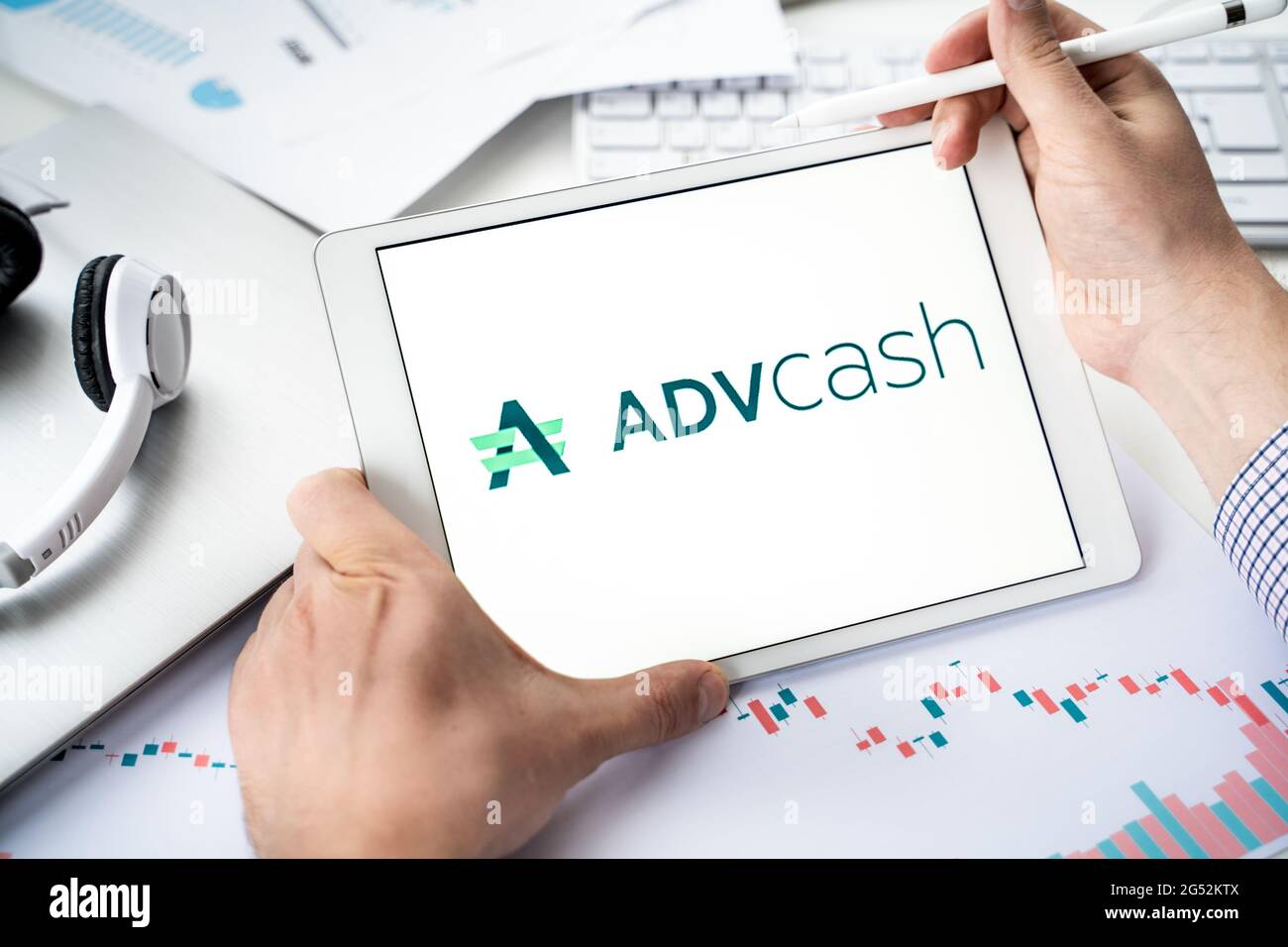 Russia Mosca 06.05.2021.Tablet con logo di Advcash, servizio di pagamento, sistema, piattaforma per criptovaluta.portafoglio per l'utilizzo di blockchain piattaforma di swap,b Foto Stock