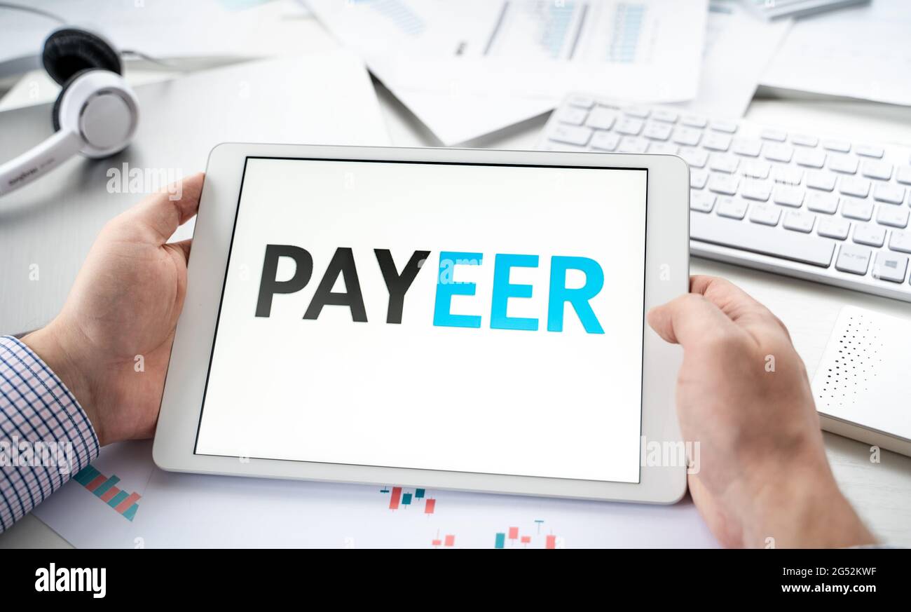 Russia Mosca 06.05.2021.Tablet con logo Payeer,servizio di pagamento,sistema,piattaforma per criptovaluta.portafoglio per l'utilizzo di piattaforme blockchain per lo swap,b Foto Stock