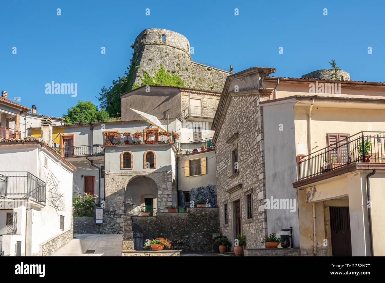 Il castello di Cerro al Volturno si trova sulla sommità di uno sperone roccioso, da cui domina la città di origine medievale. Cerro al Volturno, Isernia Foto Stock