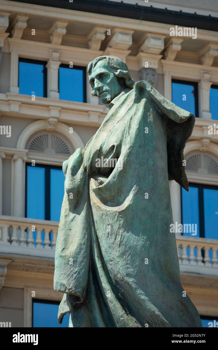 L'Italia, Lombardia, Milano, Piazza Cordusio Square, Giuseppe Parini monumento di Luigi Secchi Foto Stock