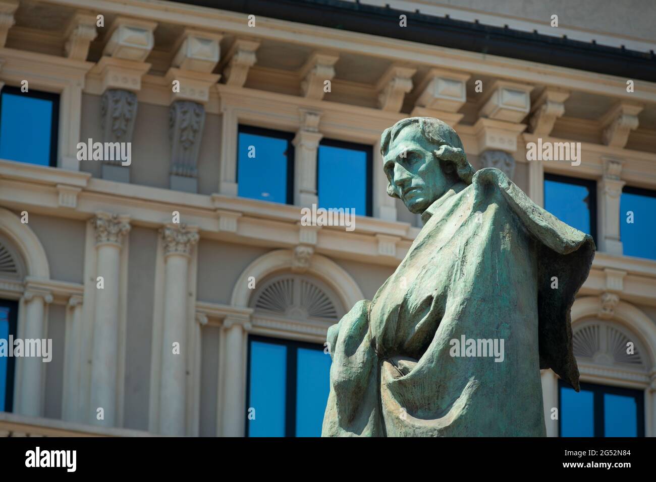 L'Italia, Lombardia, Milano, Piazza Cordusio Square, Giuseppe Parini monumento di Luigi Secchi Foto Stock