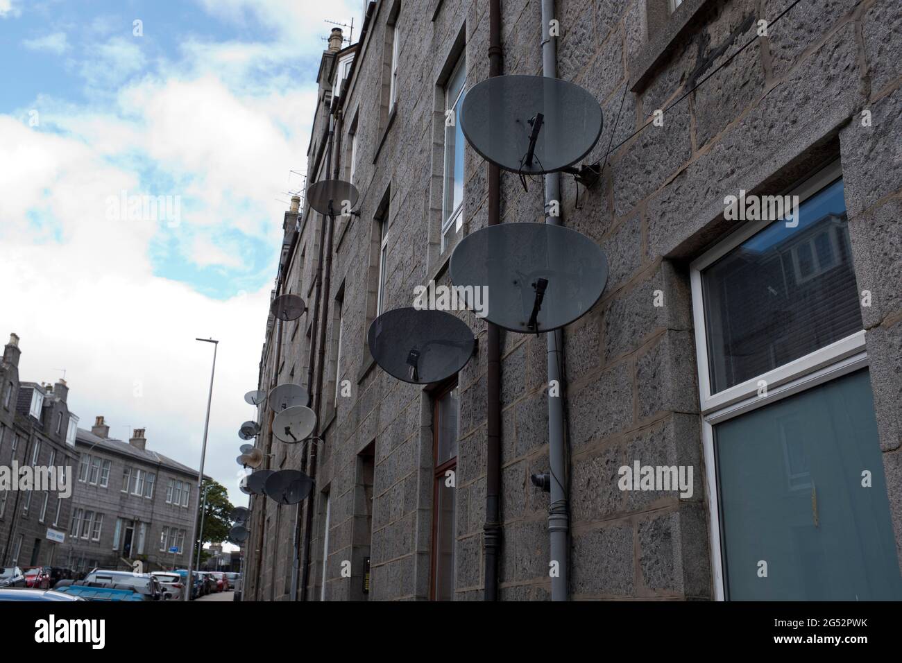 dh TV satellite parabole COMMUNICATION UK Aberdeen Scozia appartamenti con antenne paraboliche per televisione Foto Stock