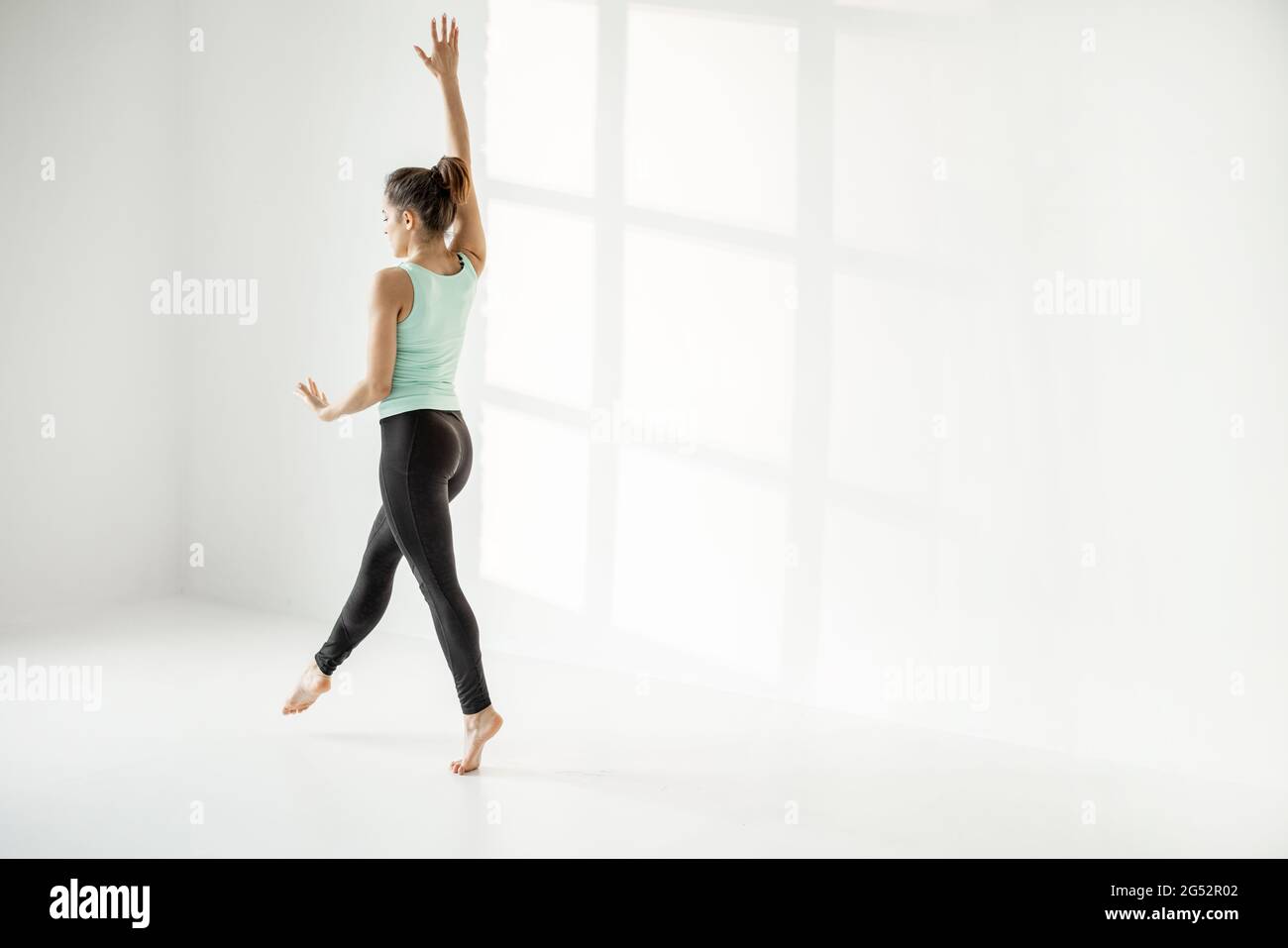 Donna che pratica ginnastica ritmica da sola Foto Stock