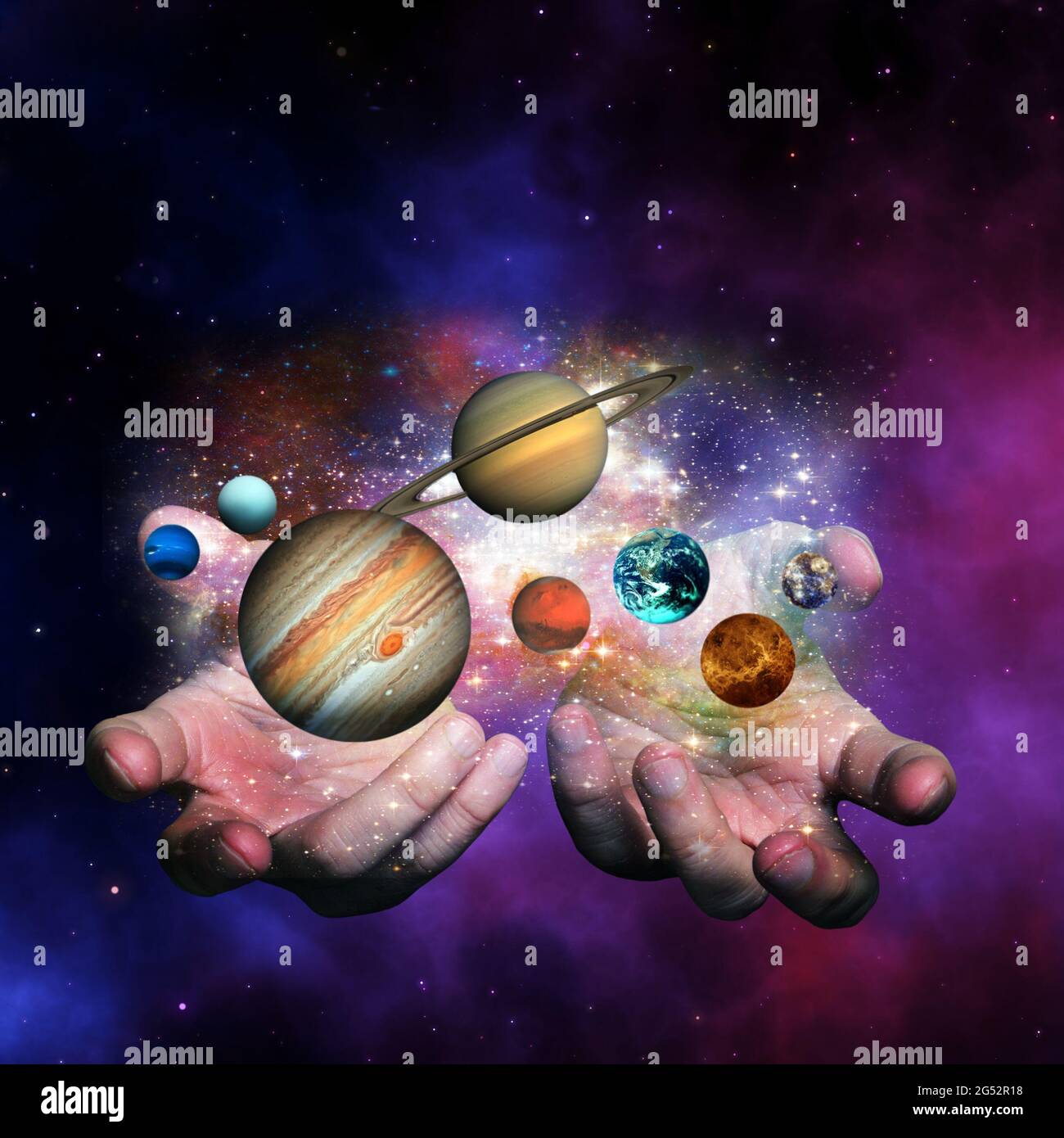 mani aperte con pianeti del sistema solare che galleggiano sopra Foto Stock
