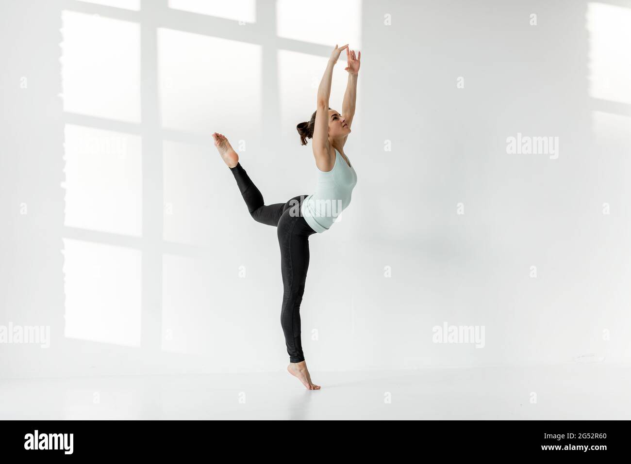 Donna che pratica ginnastica ritmica da sola Foto Stock