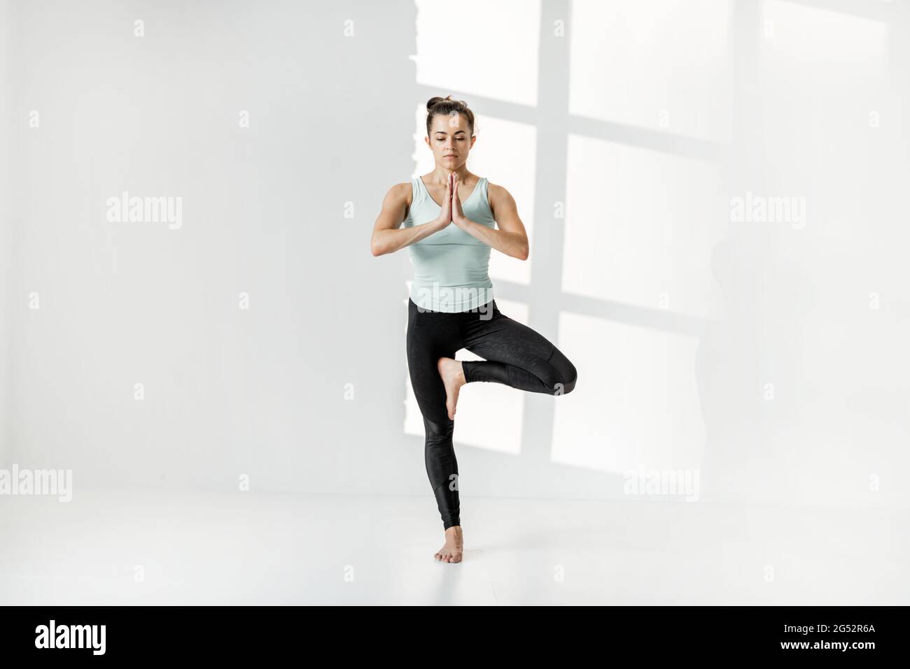 Donna che pratica ginnastica ritmica da sola Foto Stock