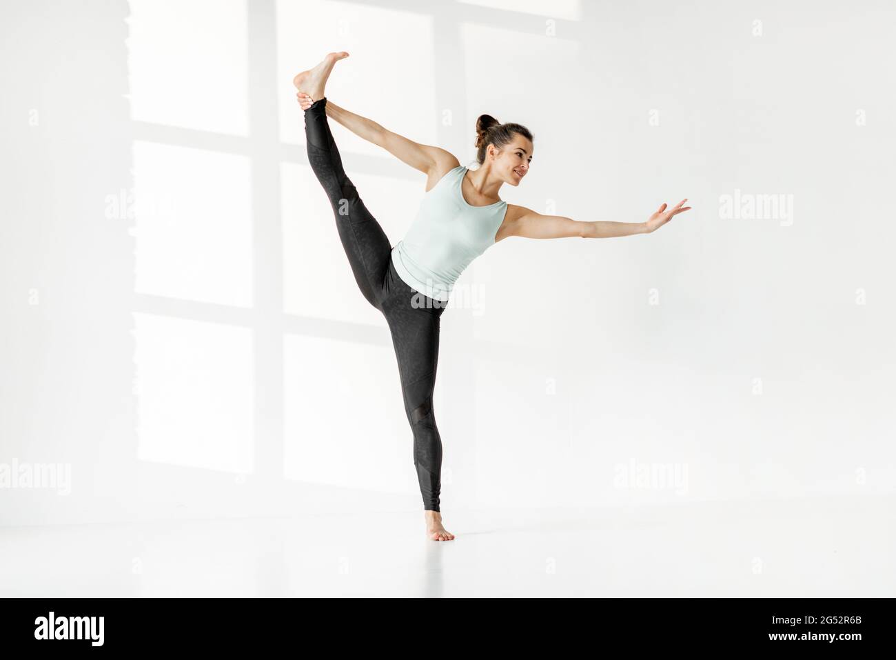 Donna che pratica ginnastica ritmica da sola Foto Stock