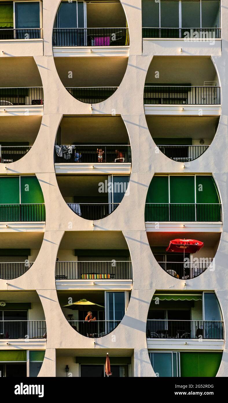 FRANCIA. HERAULT (34) LA GRANDE MOTTE SEA RESORT, EDIFICIO POSEIDON DI GILLES BALLADUR (1981) Foto Stock