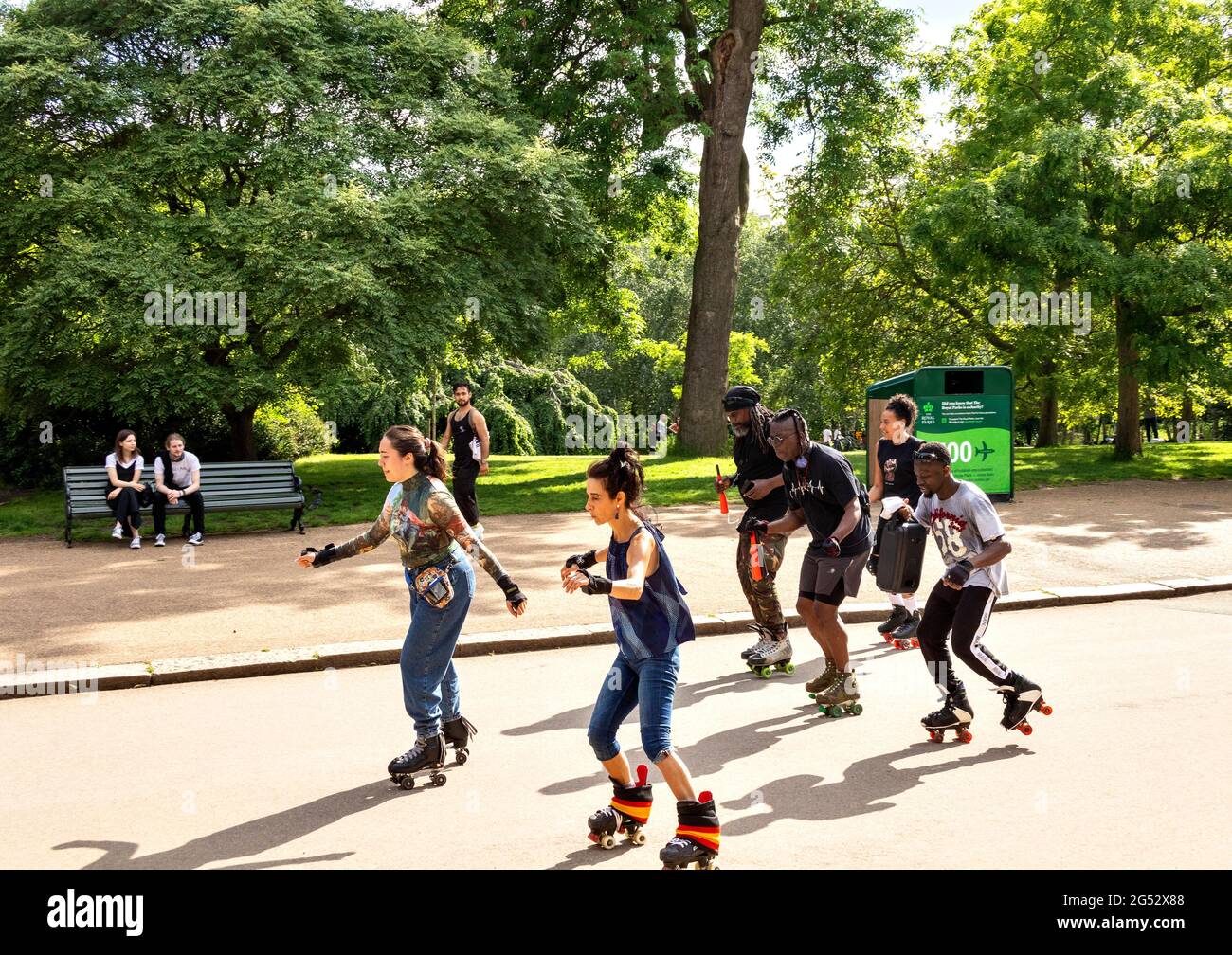 LONDRA HYDE PARK LA DIVERSITÀ CULTURALE DI LONDRA HAPPY ROLLER SKATER IN SERPENTINE STRADA PATTINAGGIO A MUSICA Foto Stock