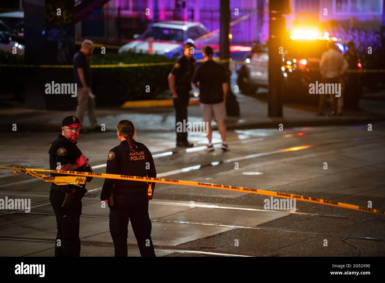 Portland, Stati Uniti. 24 Giugno 2021. La polizia di Portland indaga la scena di un ufficiale coinvolto sparare che ha avuto luogo prima della sera. La polizia era stata originariamente chiamata in scena per un controllo del benessere. Il soggetto, che è stato ucciso dalla polizia, è stato più tardi pronunciato morto in ospedale. Non sono state segnalate altre lesioni. Portland, Oregon, USA, 24 giugno 2021 (Mathieu Lewis-Rolland/Sipa USA) Credit: Sipa USA/Alamy Live News Foto Stock