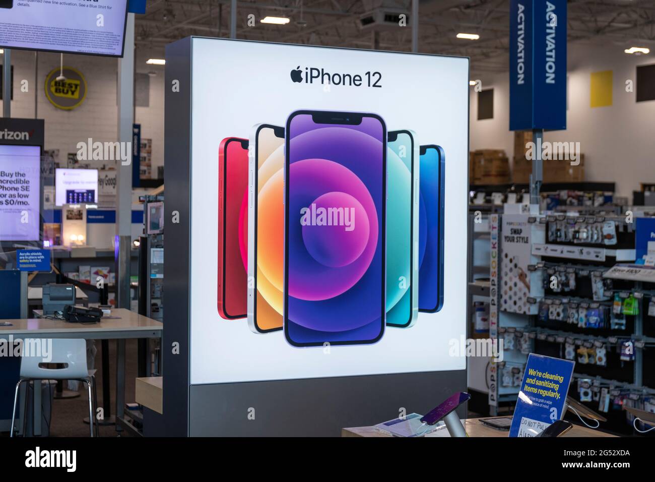 Kokomo - circa Giugno 2021: Apple iPhone 12 mostra in un negozio Best Buy. Apple offre iPad, Apple Watch e Apple TV. Foto Stock