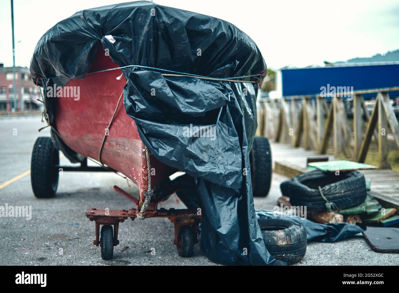 vecchia barca da pesca coperta di plastica in un porto di pesca. Colindres villaggio, Cantabria, Spagna, Europa. Foto Stock