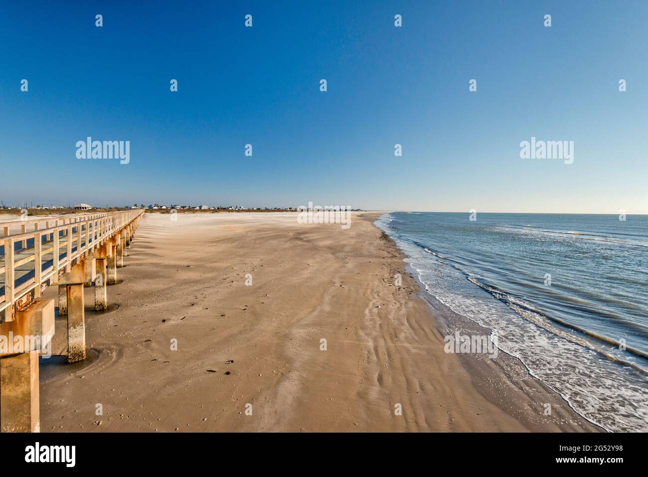 Vista della spiaggia dal molo sulla penisola di Matagorda vicino alla foce del fiume Colorado nel Golfo del Messico, vicino a Matagorda, Texas, Stati Uniti Foto Stock