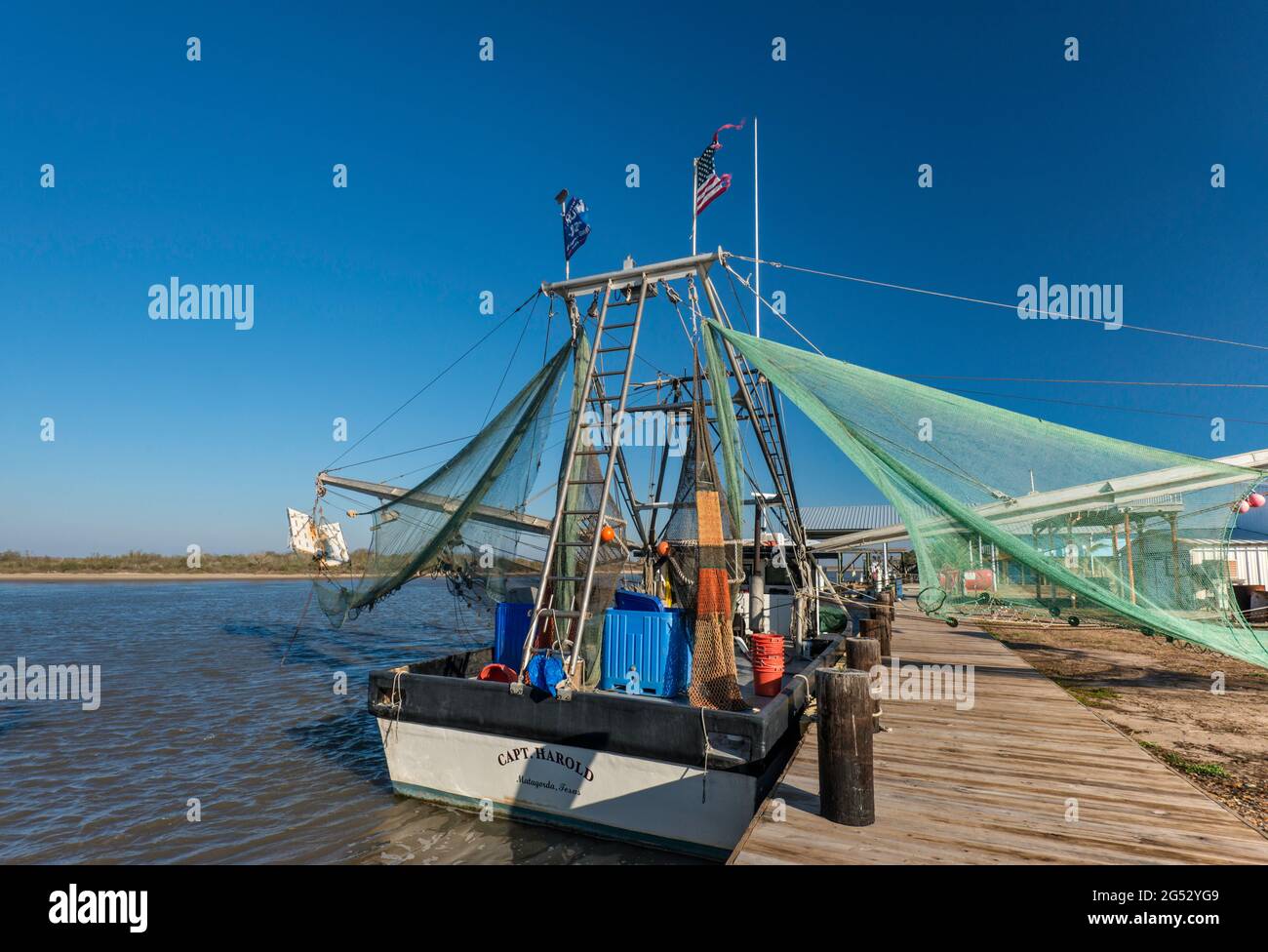 Gamberetti in barca al molo del fiume Colorado vicino alla sua foce nel Golfo del Messico, vicino Matagorda, Texas, Stati Uniti Foto Stock