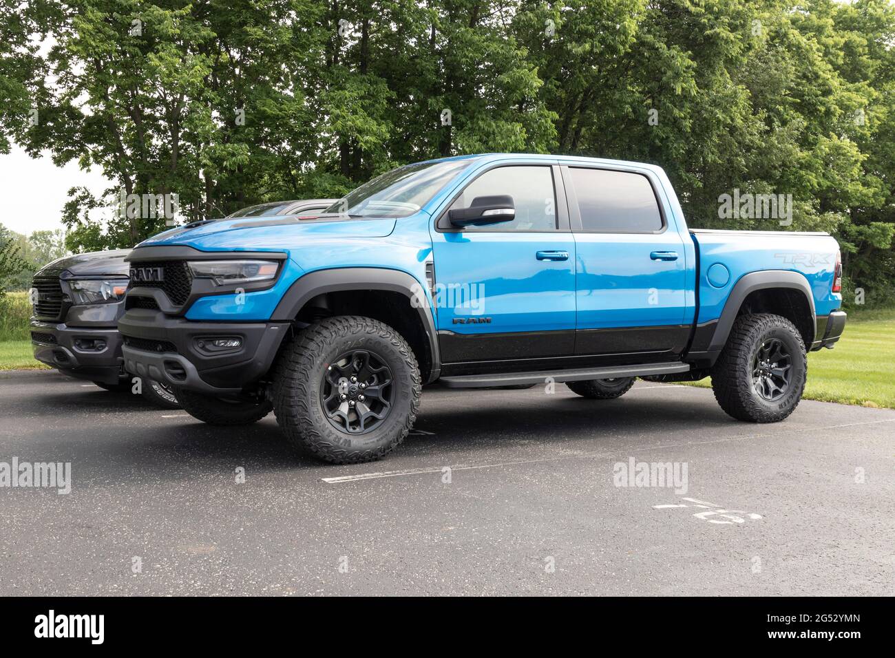 Kokomo - circa giugno 2021: RAM 1500 in mostra presso una concessionaria Chrysler RAM. Le filiali Stellantis di FCA sono Chrysler, Dodge, Jeep e RAM. Foto Stock Kokomo - circa giugno 2021: RAM 1500 in mostra presso una concessionaria Chrysler RAM. Le filiali Stellantis di FCA sono Chrysler, Dodge, Jeep e RAM. Foto Stock