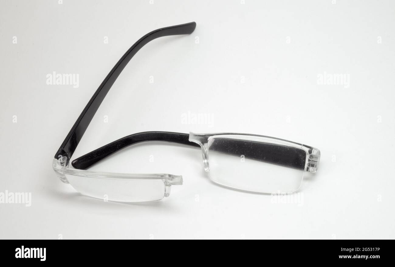 occhiali da lettura. elegante cornice trasparente in plastica spezzata a  metà lungo il ponte tra le lenti Foto stock - Alamy