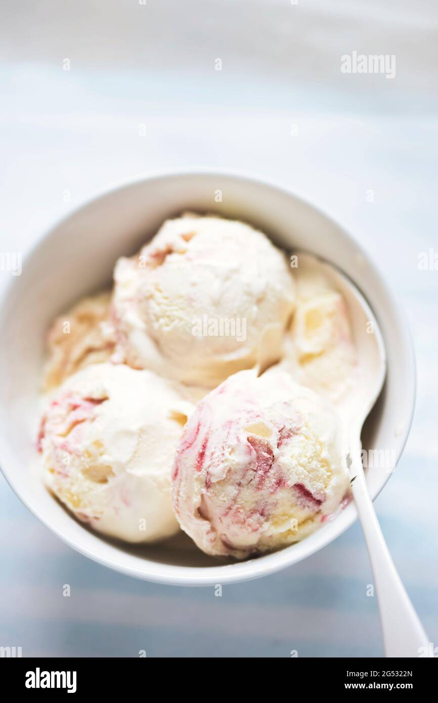 Gelati bianchi di pesca e lamponi Foto Stock