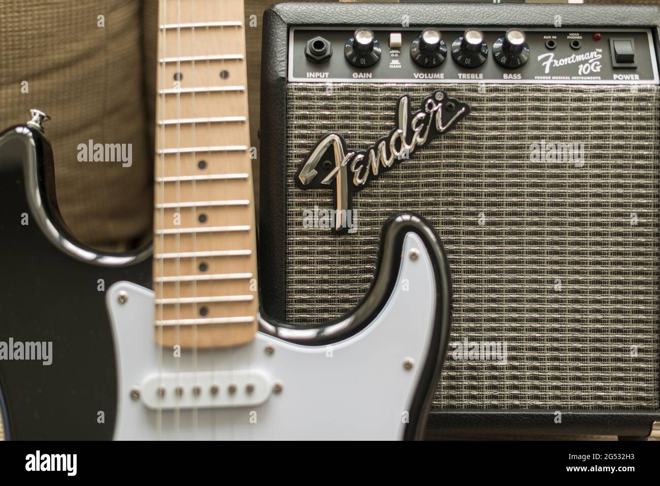 Fender Frontman 10 G, amplificatore d'inizio e chitarra elettrica Fender Stratocaster, closep focus selettivo per i dettagli Foto Stock