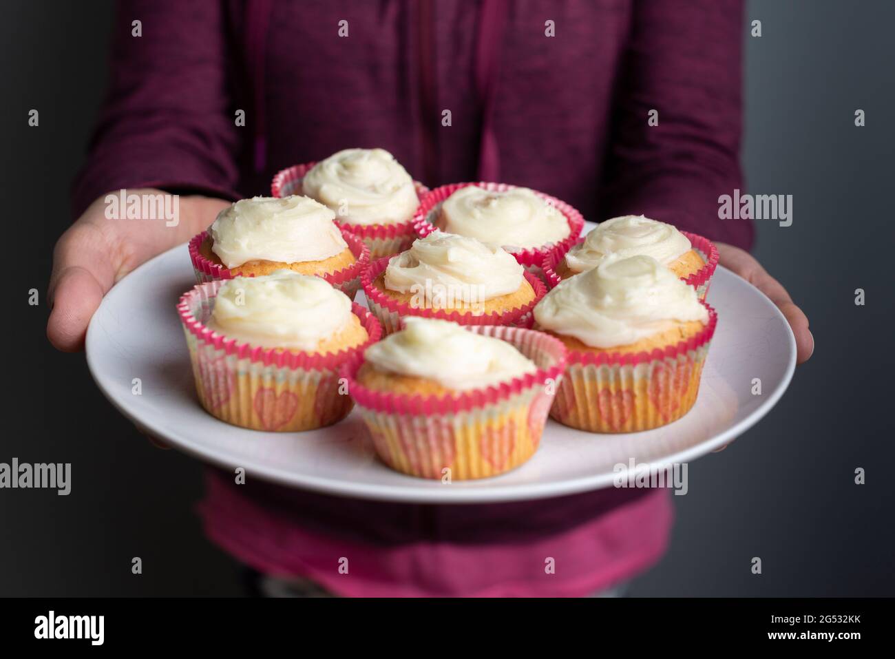 Piatto con cuppakes domestico kaed zucchero glassato, Regno Unito Foto Stock