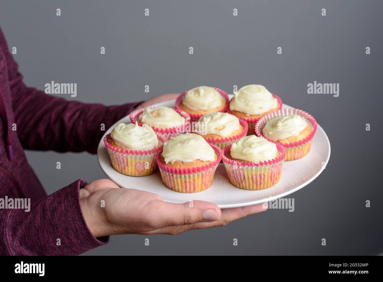 Piatto con cuppakes domestico kaed zucchero glassato, Regno Unito Foto Stock