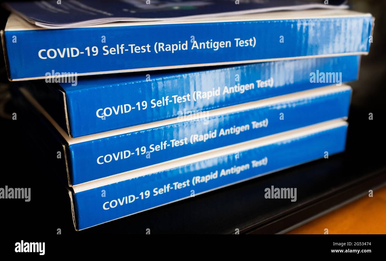 Kit di test automatico COVID-19 Rapid Antigen su un tavolo Foto Stock