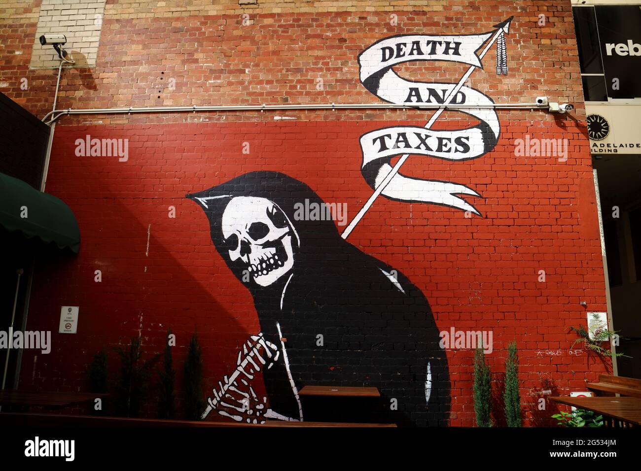 Morte e tasse Grim Reaper Murale. Stencil dell'artista XATO. Foto Stock