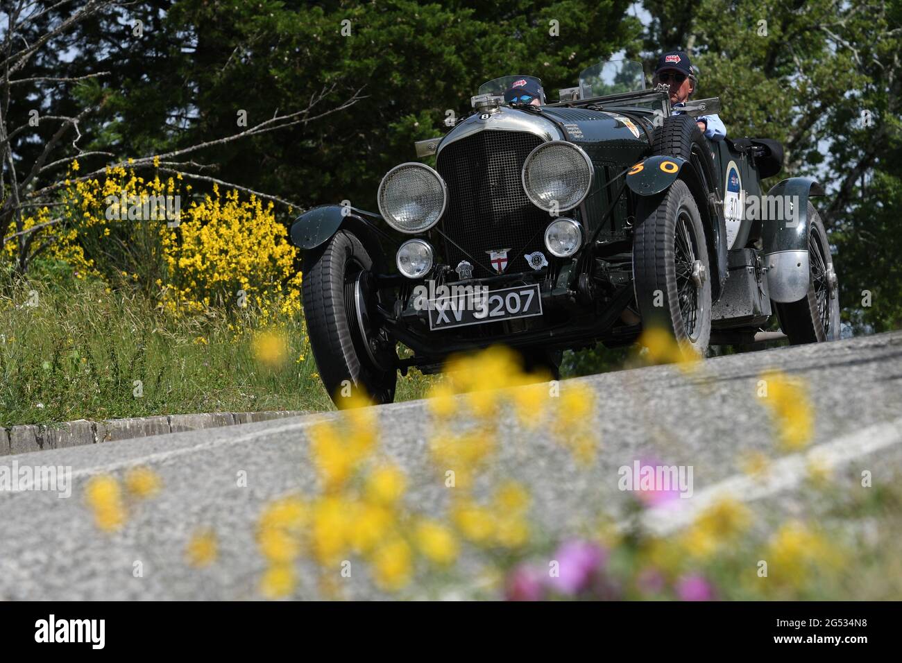 Panzano in Chianti, Italia 18 giugno 2021: Unknown guida un Bentley 4.5 litri Open Tourer 1928 durante l'evento pubblico della storica parata Mille miglia 2021. Foto Stock