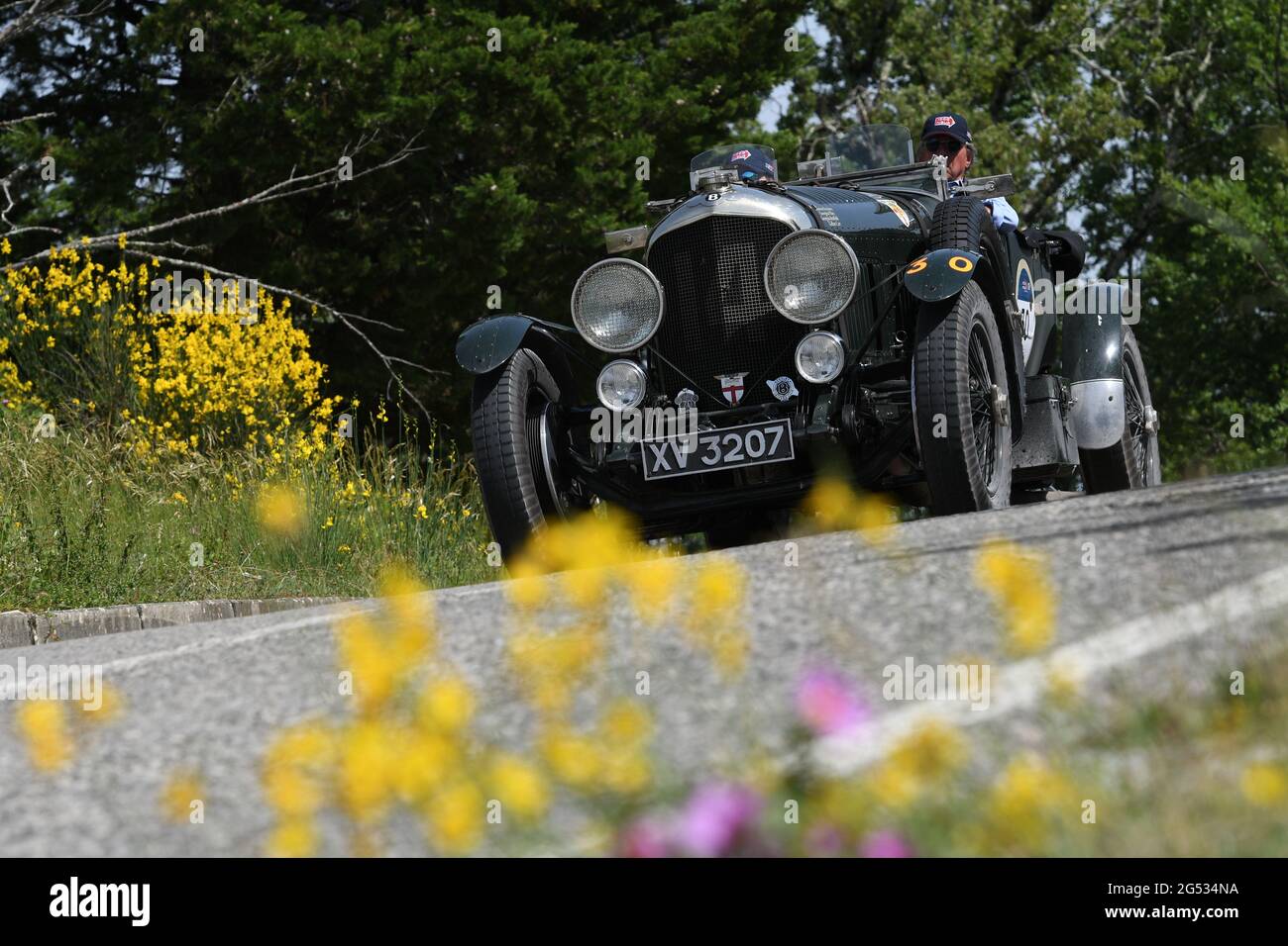 Panzano in Chianti, Italia 18 giugno 2021: Unknown guida un Bentley 4.5 litri Open Tourer 1928 durante l'evento pubblico della storica parata Mille miglia 2021. Foto Stock