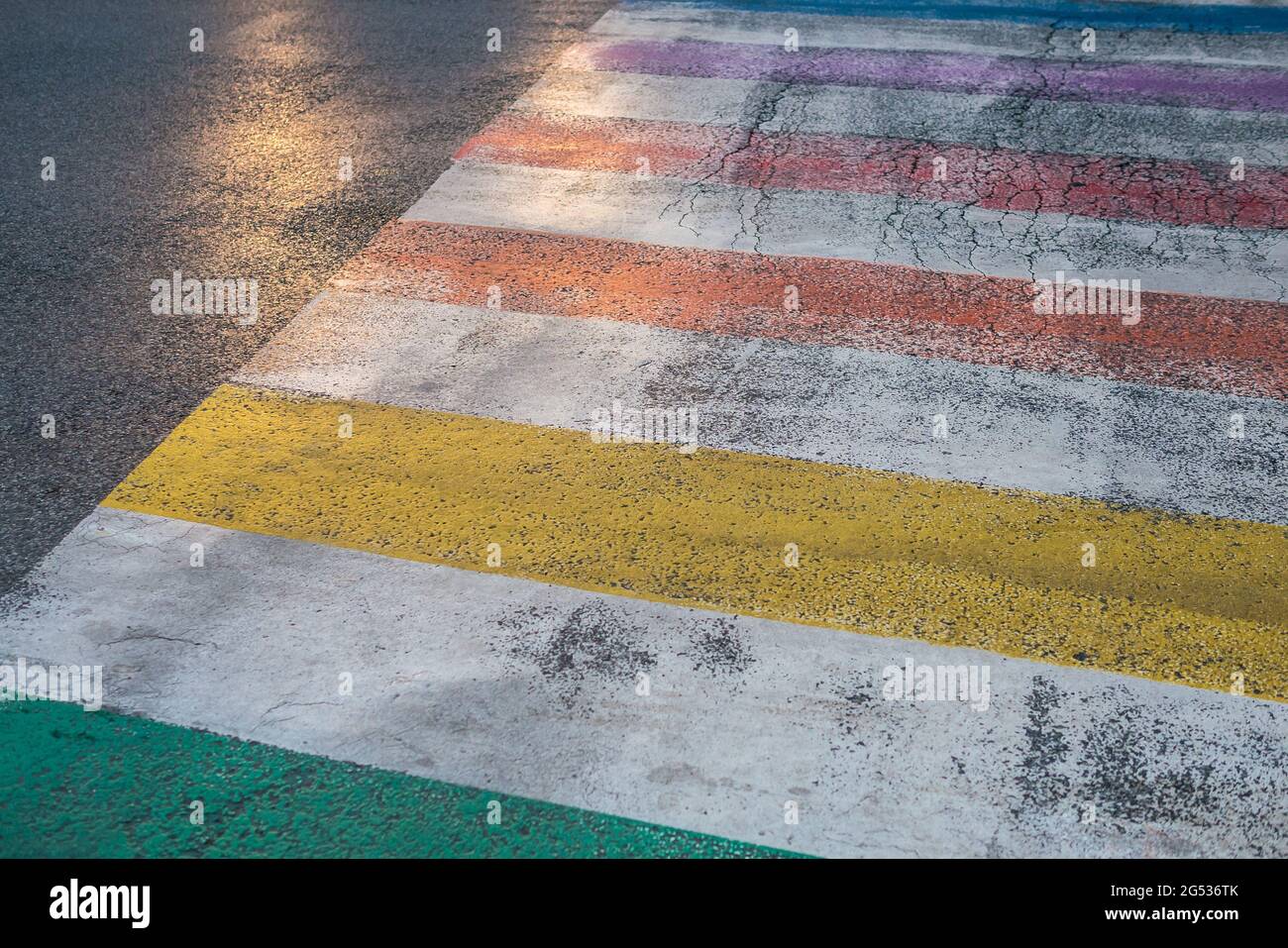 Le tracce dei fari dell'auto sulla colorata zebra pedonale Foto Stock