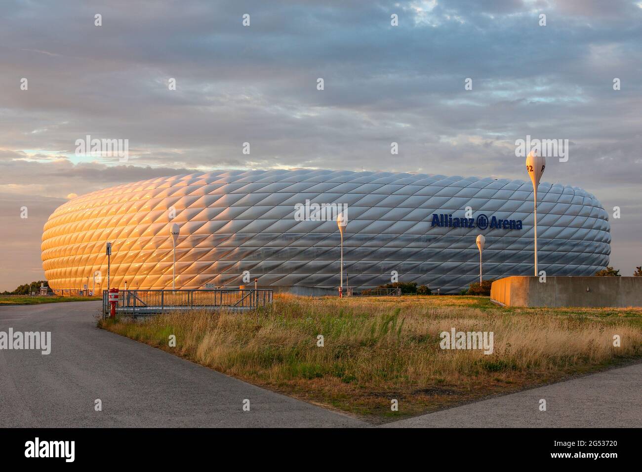 L'Allianz Arena - uno stadio di calcio a Monaco, Baviera, Germania con una capacità di 75,000 posti a sedere, terreno di casa per due professionisti Monaco di calcio cl Foto Stock