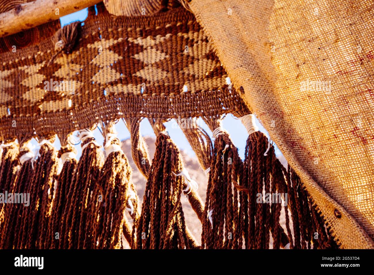 Tenda di sackcloth o di burlap e decorazione tradizionale di iuta nel deserto Foto Stock