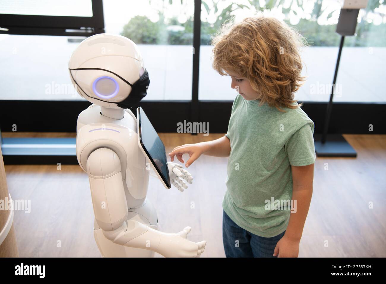 il bambino intelligente comunica con la tecnologia di assistente robot per l'istruzione moderna, l'automazione Foto Stock