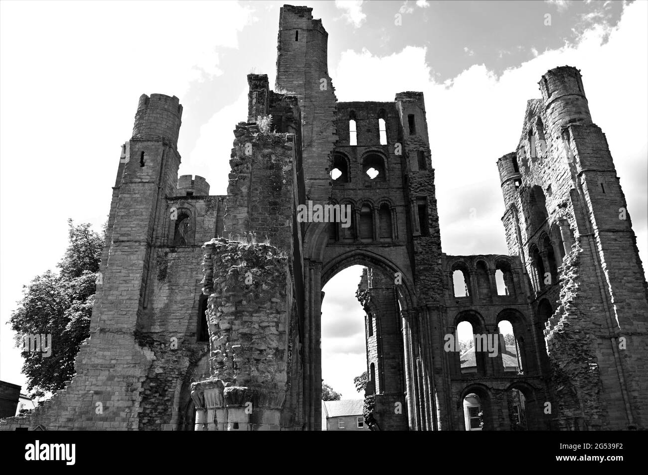 Vista sulle rovine del complesso abbaziale medievale di Kelso, ai confini scozzesi. Foto Stock