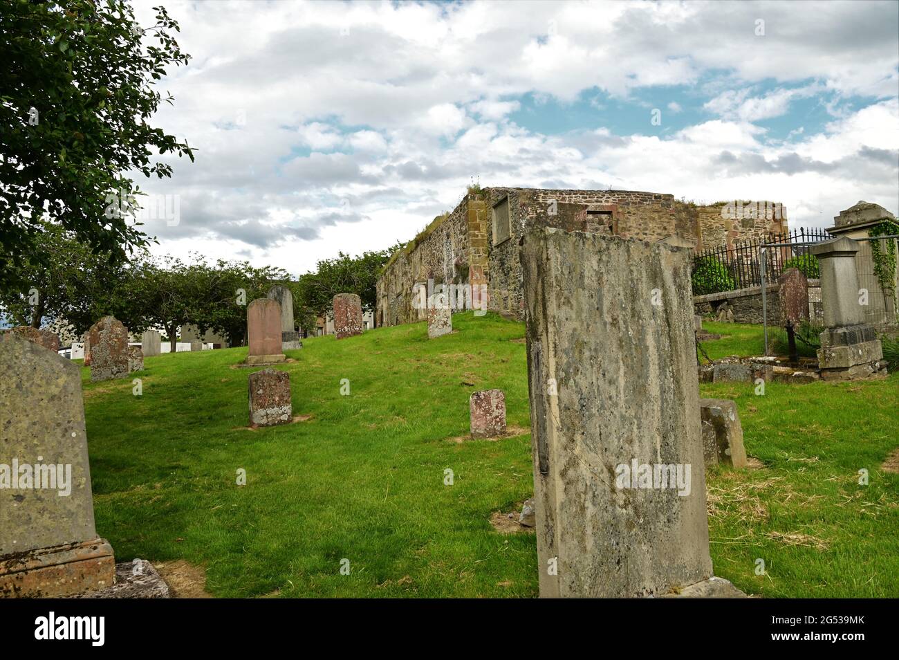 Una vista sui resti di un antico edificio della chiesa nella città di confine di Selkirk in Scozia. Foto Stock