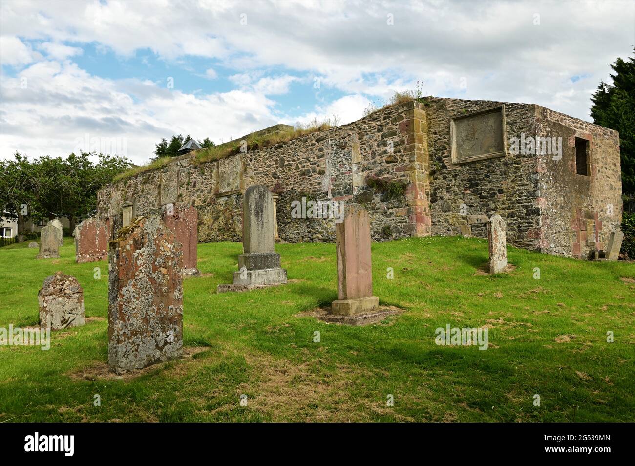 Una vista sui resti di un antico edificio della chiesa nella città di confine di Selkirk in Scozia. Foto Stock