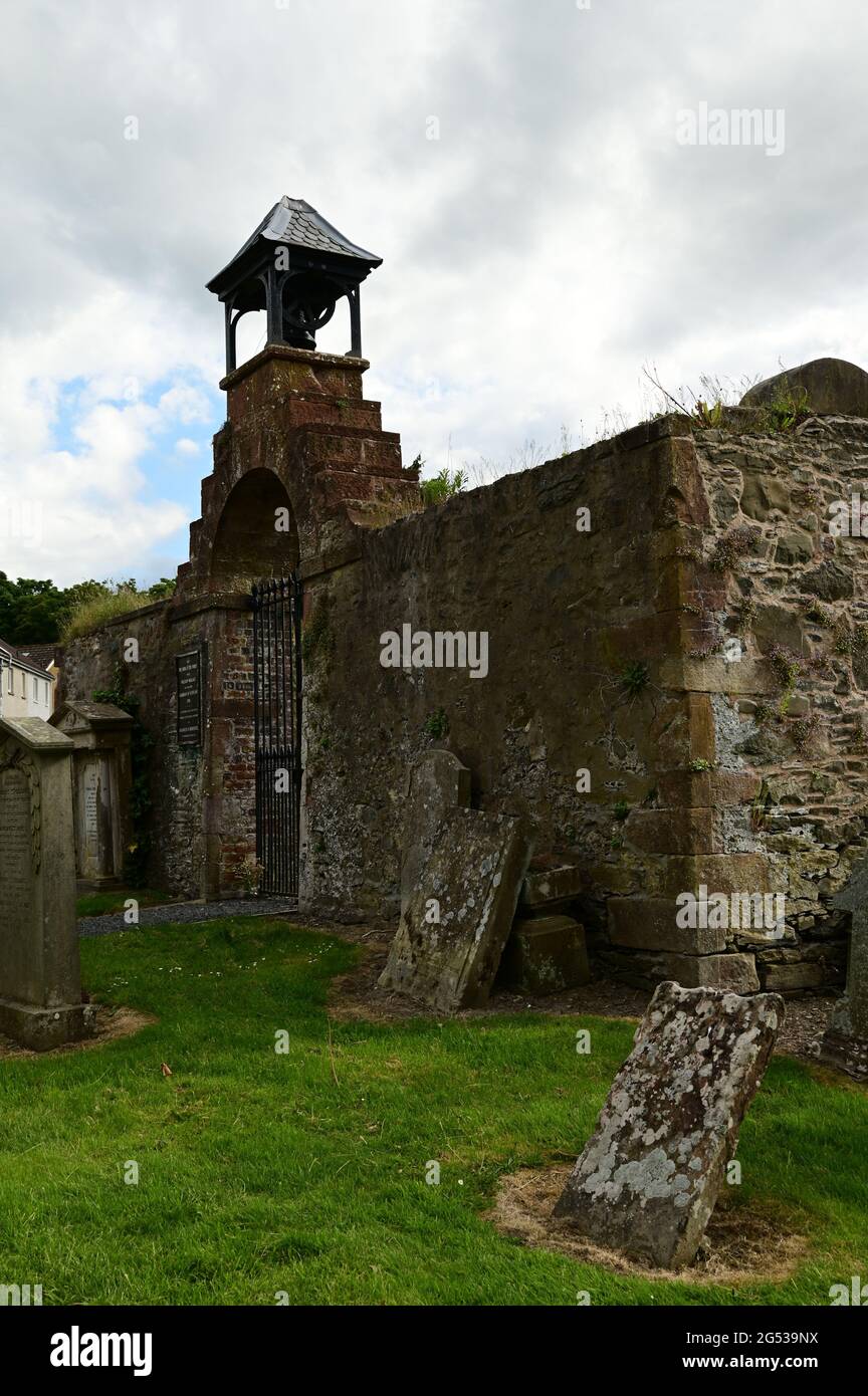 Una vista sui resti di un antico edificio della chiesa nella città di confine di Selkirk in Scozia. Foto Stock