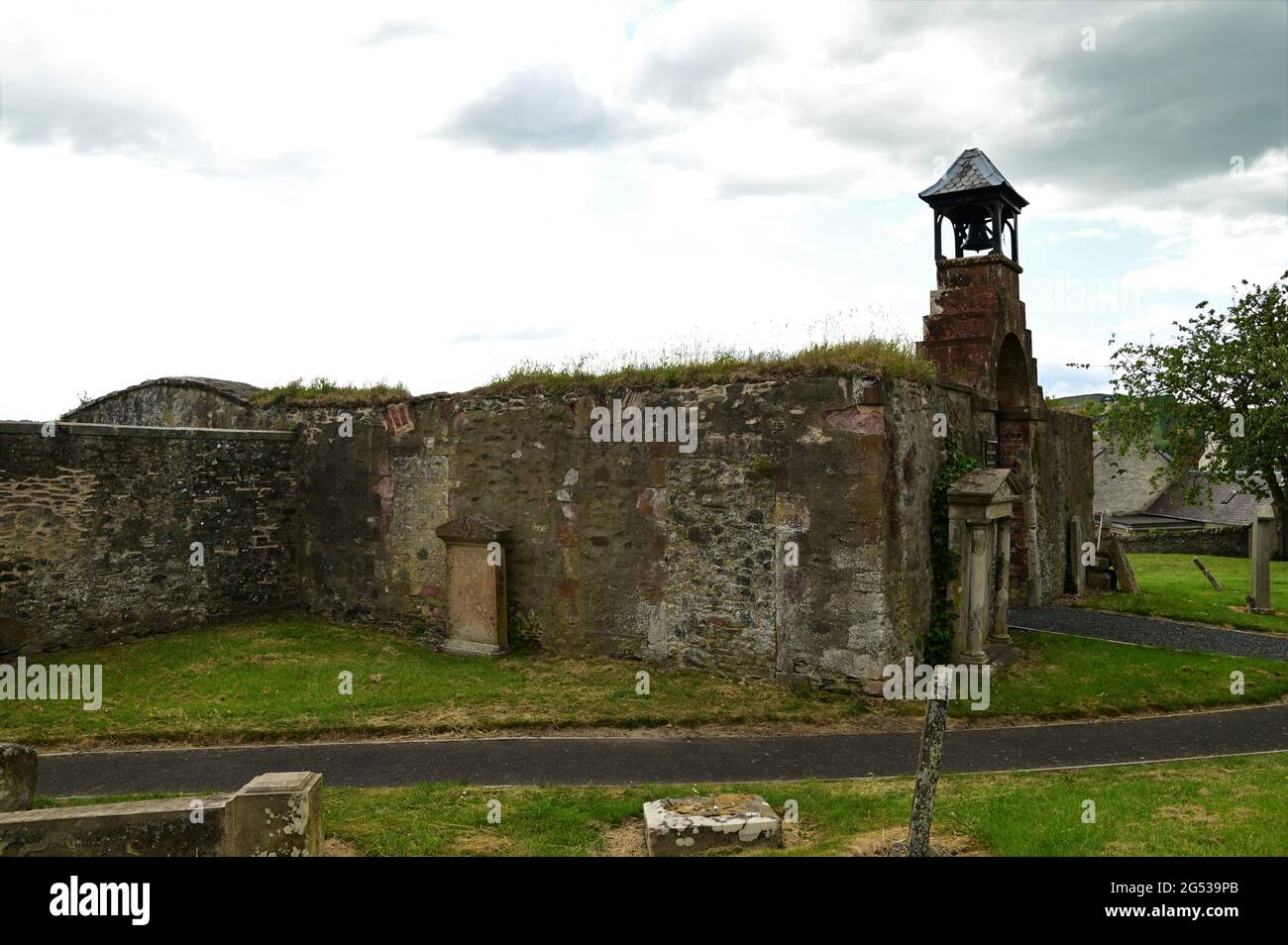 Una vista sui resti di un antico edificio della chiesa nella città di confine di Selkirk in Scozia. Foto Stock