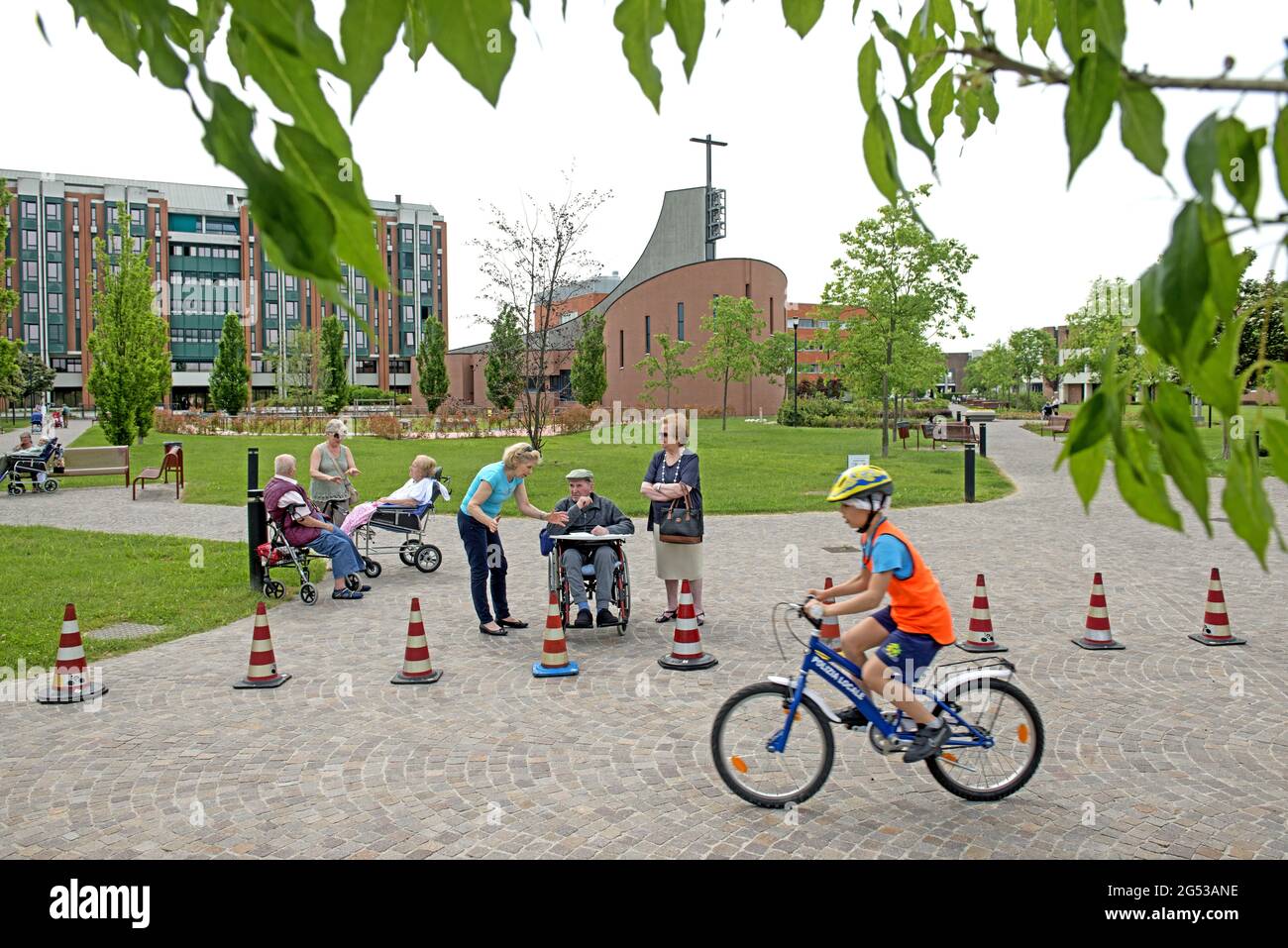 Nonni che insegnano ai bambini le regole della bicicletta, a Civitas Vitae, residenza per anziani, a Padova, Italia Foto Stock