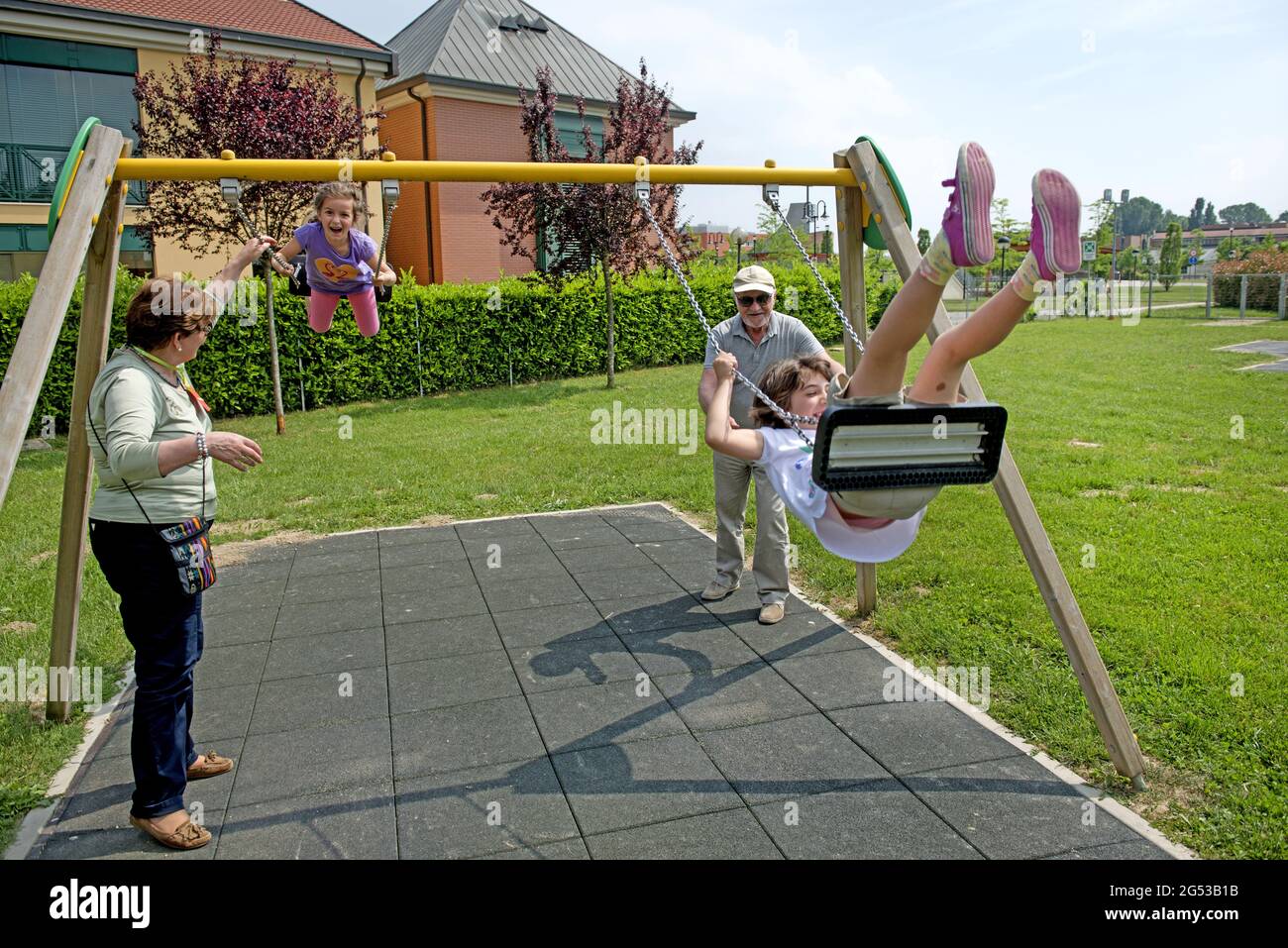 Anziani che giocano con bambini, a Civitas Vitae, residenza per anziani, a Padova Foto Stock