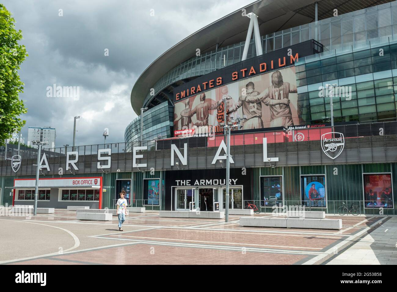 Londra, Regno Unito. 25 Giugno 2021. Vista dello stadio mentre le persone si accodano per ricevere una prima dose del vaccino Pfizer in una clinica pop-up di vaccinazione di massa Arsenal's Emirates Stadium come parte di un evento "Gunner get jabbed" organizzato dal Consiglio di Islington, dalla federazione locale del GP e dal club di calcio. Il NHS sta inoltre promuovendo un certo numero di ambulatori di walk-in questo fine settimana attraverso la capitale per cercare di aumentare il numero di oltre 18 che ricevono un jab come casi della variante di Delta sono riportati per essere in aumento. Credit: Stephen Chung/Alamy Live News Foto Stock