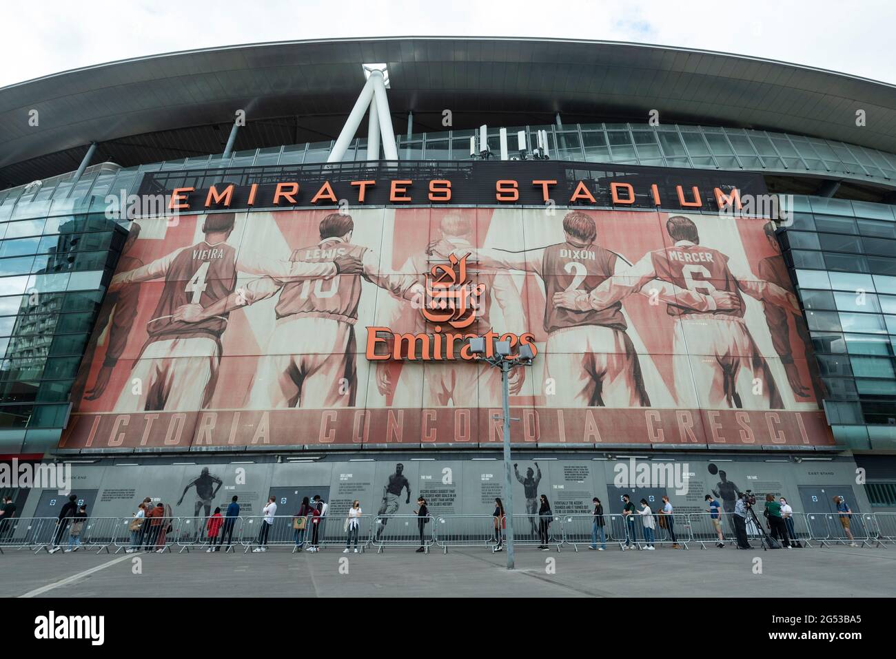 Londra, Regno Unito. 25 Giugno 2021. Le persone si accodano per ricevere una prima dose del vaccino Pfizer in una clinica pop-up di vaccinazione di massa Arsenal's Emirates Stadium come parte di un evento "Gunner get jabbed" organizzato da Islington Council, il GP della federazione locale e il club di calcio. Il NHS sta inoltre promuovendo un certo numero di ambulatori di walk-in questo fine settimana attraverso la capitale per cercare di aumentare il numero di oltre 18 che ricevono un jab come casi della variante di Delta sono riportati per essere in aumento. Credit: Stephen Chung/Alamy Live News Foto Stock