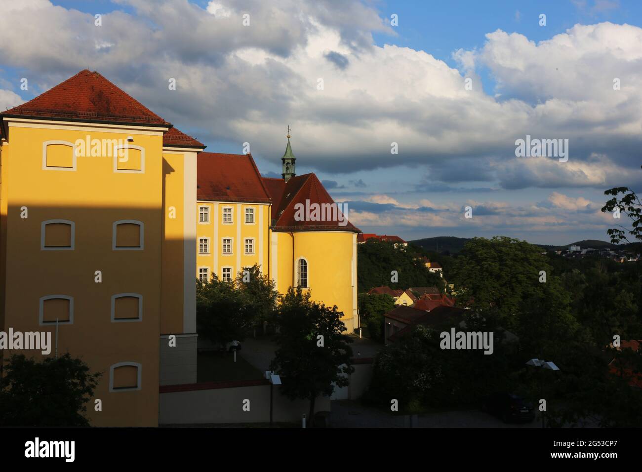 historiisches Schloss mit phantastischen Wolken in Sulzbach Rosenberg, Amberg, Oberpfalz, Bayern! Foto Stock