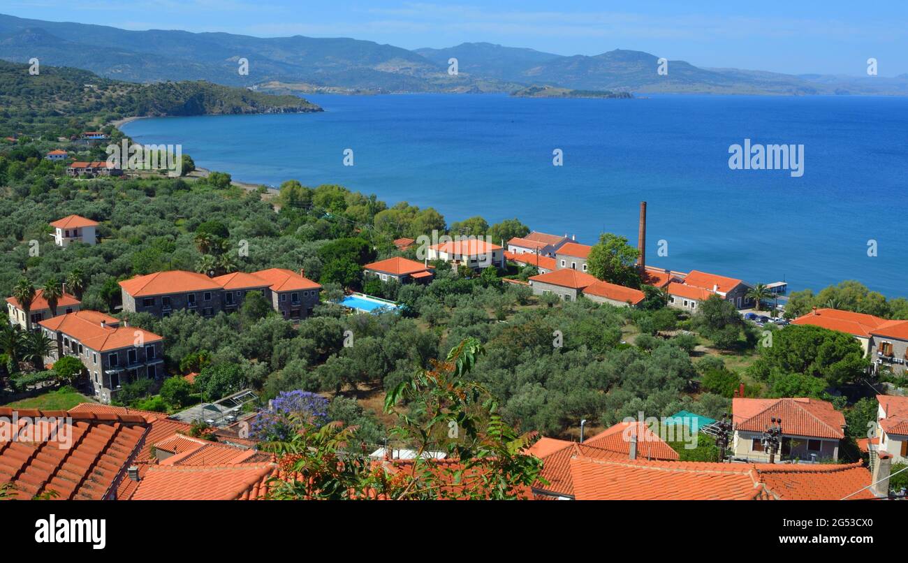 Molyvos, Lesvos, Grecia Alberghi, ristoranti e spiaggia con montagne sullo sfondo. Foto Stock